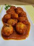 Albóndigas en salsa de cebolla y tomate