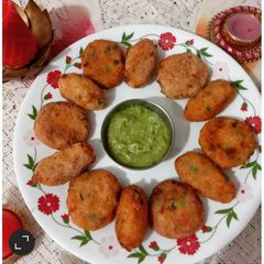A picture of Alu veg tikki & rolls & pudina chutney.