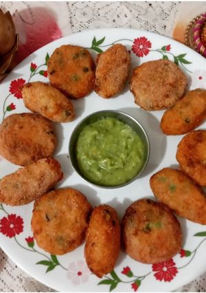 A picture of Alu veg tikki & rolls & pudina chutney.