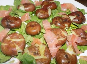 Una foto de Ensalada de papines salmón y rúcula