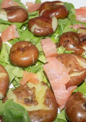 Una foto de Ensalada de papines salmón y rúcula