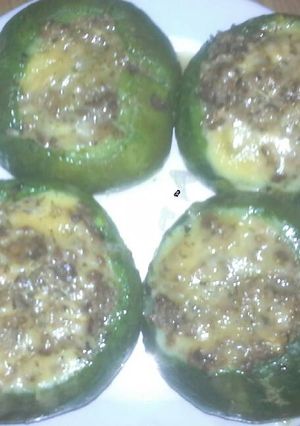 Una foto de Zapallitos rellenos de carne picada y ricota