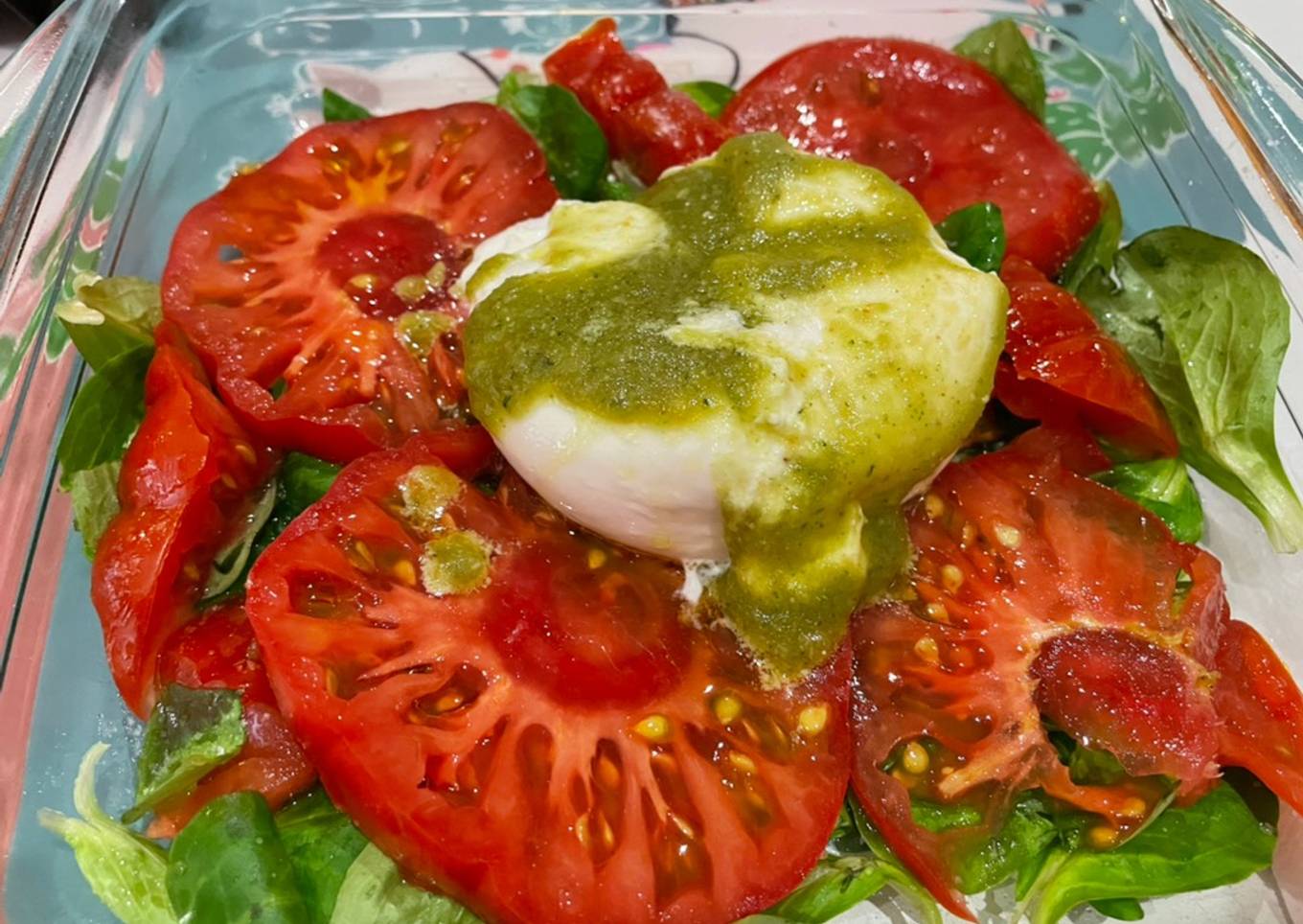 Ensalada de burrata con tomates al pesto👌😋🇵🇾