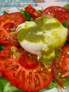 Una foto de Ensalada de burrata con tomates al pesto👌😋🇵🇾