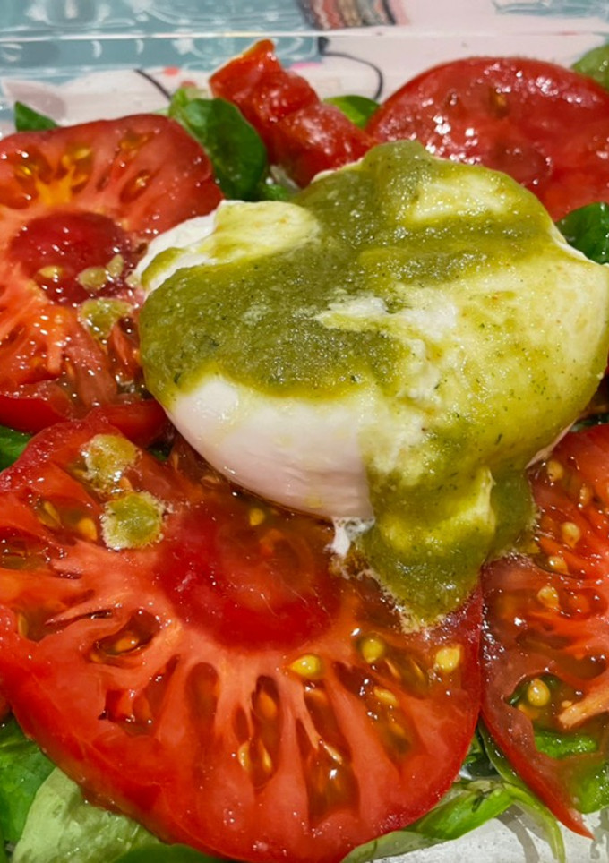 Una foto de Ensalada de burrata con tomates al pesto👌😋🇵🇾