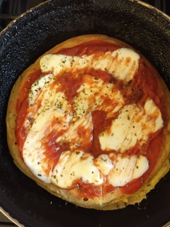 Una foto de Pizza sin trigo en sartén