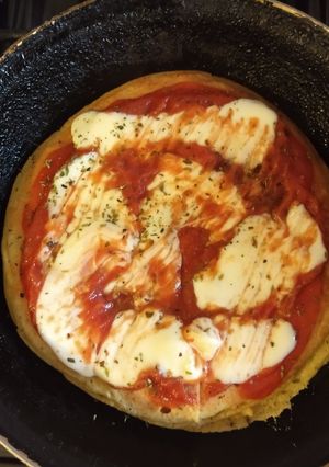 Una foto de Pizza sin trigo en sartén