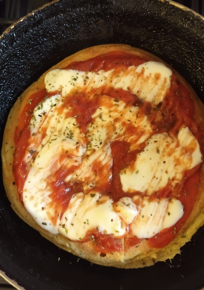 Una foto de Pizza sin trigo en sartén