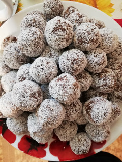 Meggyes kókuszgolyó recept fotója