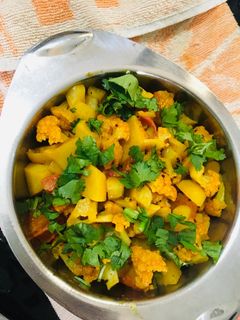 ફ્લાવર બટાકા નું શાક (Flower Bataka Shak Recipe In Gujarati) રેસીપી મુખ્ય ફોટો