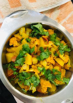 ફ્લાવર બટાકા નું શાક (Flower Bataka Shak Recipe In Gujarati) રેસીપી મુખ્ય ફોટો