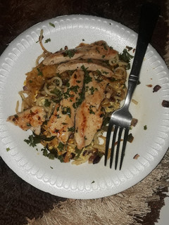 Una foto de Pollo a la plancha sobre un panqueques de spaghetti