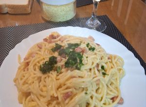Una foto de Pasta con salsa tipo carbonara