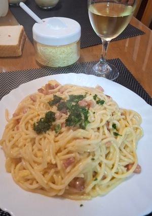 Una foto de Pasta con salsa tipo carbonara