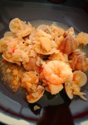 Una foto de Coliflor con almejas y langostinos