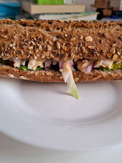 Una foto de Bocata vegano de garbanzos y mayonesa