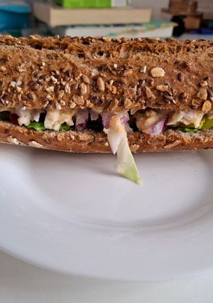 Una foto de Bocata vegano de garbanzos y mayonesa