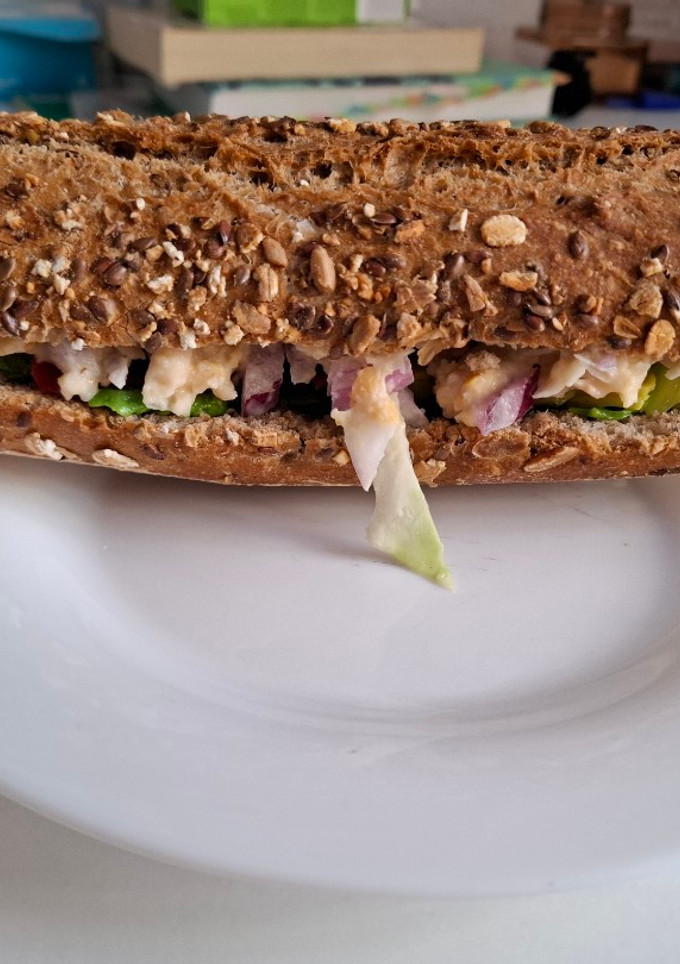 Una foto de Bocata vegano de garbanzos y mayonesa