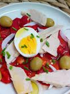 Una foto de Ensalada tibia de pimientos asados, bonito y huevo