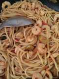 Espaguetis con verduras, gambas y soja