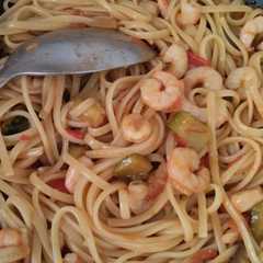 Una foto de Espaguetis con verduras, gambas y soja