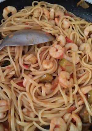 Una foto de Espaguetis con verduras, gambas y soja