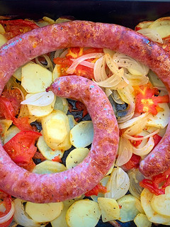 Una foto de Butifarra al horno con patatas
