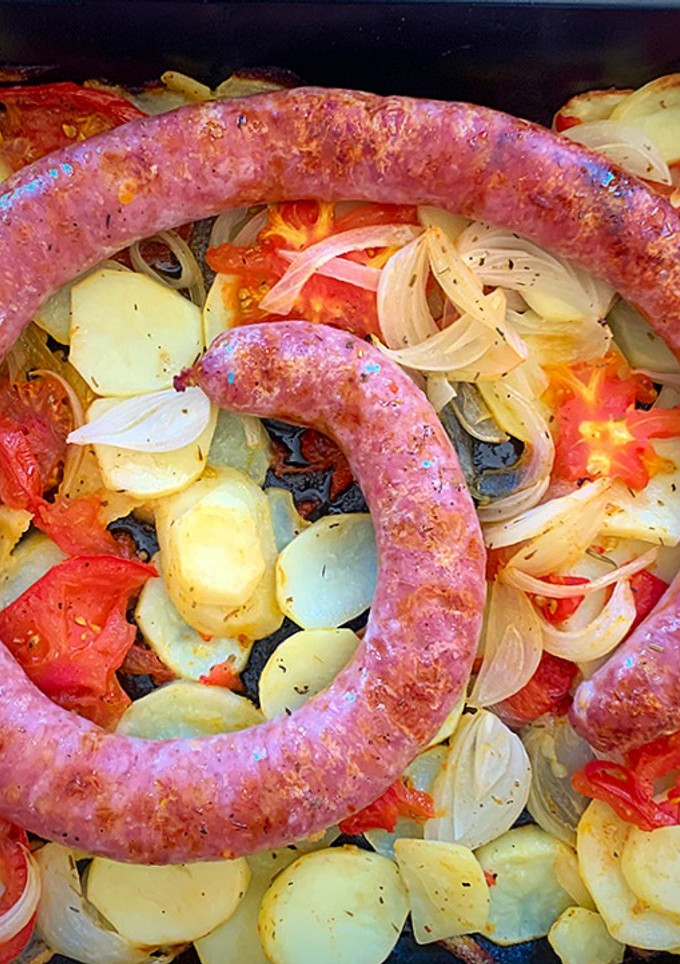 Una foto de Butifarra al horno con patatas