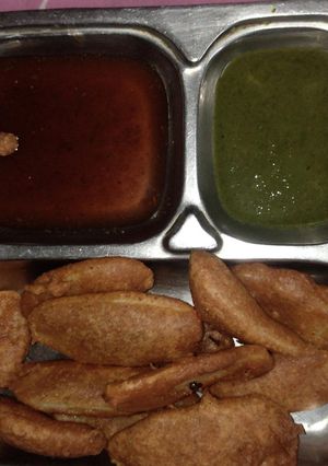 आलू के पकौड़े (aloo ke pakode recipe in Hindi) रेसिपी मुख्य फोटो