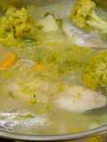 Caldo de pescado con berros y verduras