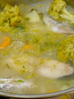 Una foto de Caldo de pescado con berros y verduras