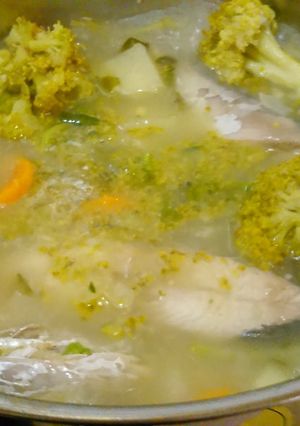 Una foto de Caldo de pescado con berros y verduras