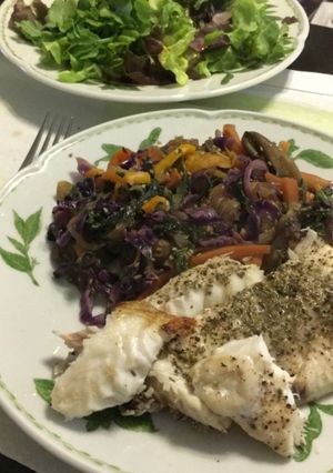 Una foto de Cocina aromática: Wok de verduras y vegetales con hierbas frescas