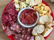 Una foto de jamón serrano picado