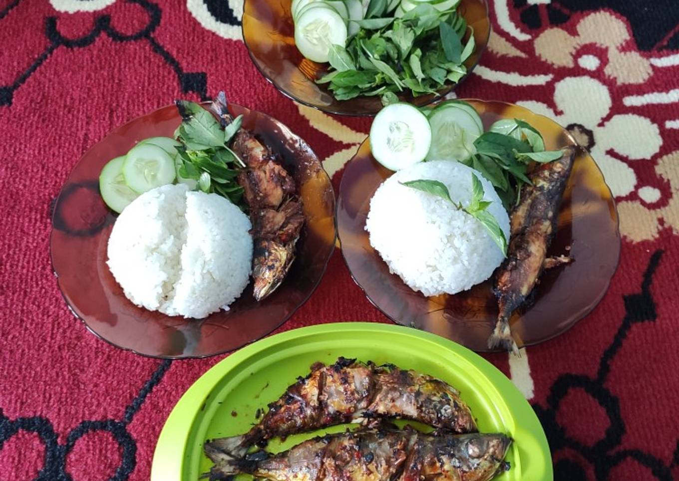 Ikan bakar dengan nasi