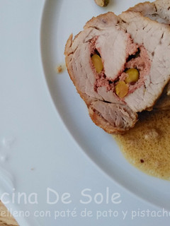 Una foto de Solomillo relleno con paté de pato y pistachos