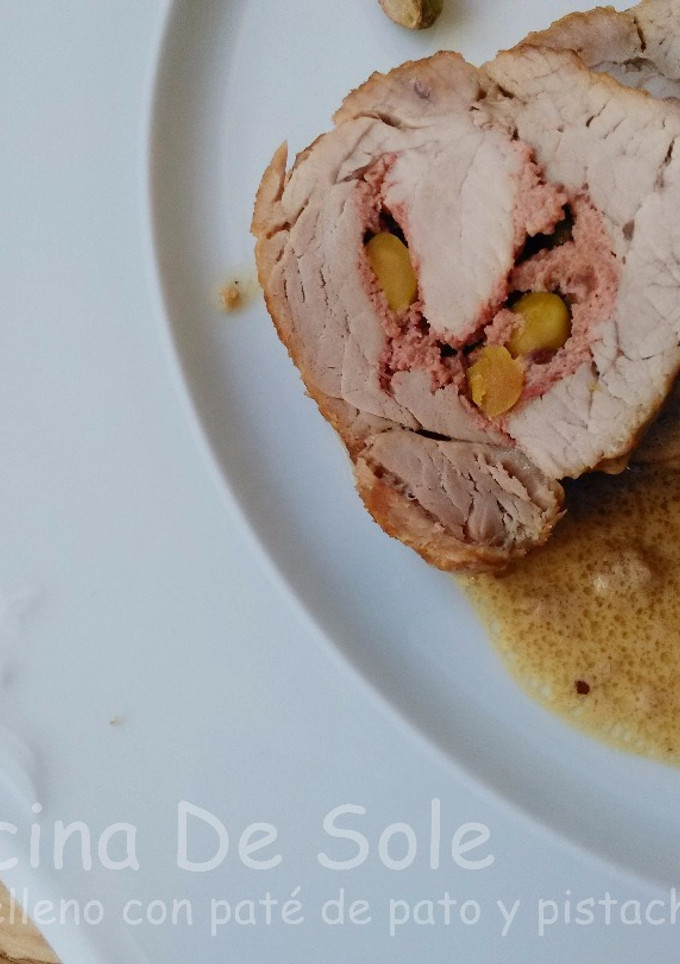 Una foto de Solomillo relleno con paté de pato y pistachos