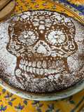 Gâteau skull à la rhubarbe, vanille et pralines roses