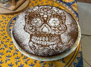 Une photo de Gâteau skull à la rhubarbe, vanille et pralines roses