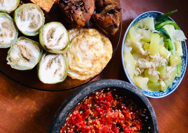 Sambel mentah beserta kawan* nya🤤🥰