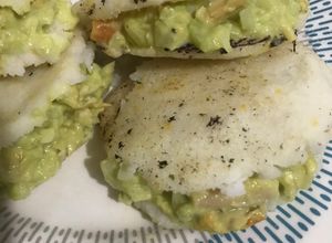 Una foto de Arepa reina pepiada con masa de maíz