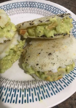 Una foto de Arepa reina pepiada con masa de maíz