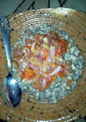 A picture of Beans and simple sauce.