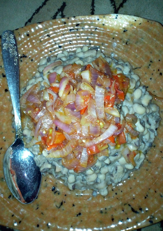 A picture of Beans and simple sauce.