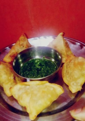 आलू के समोसे(aloo k samose recipe in hindi) रेसिपी मुख्य फोटो