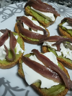 Una foto de Aperitivo de guacamole y anchoas