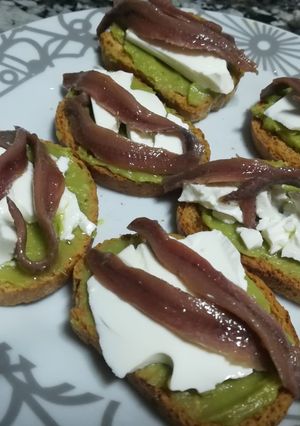 Foto principal de Aperitivo de guacamole y anchoas