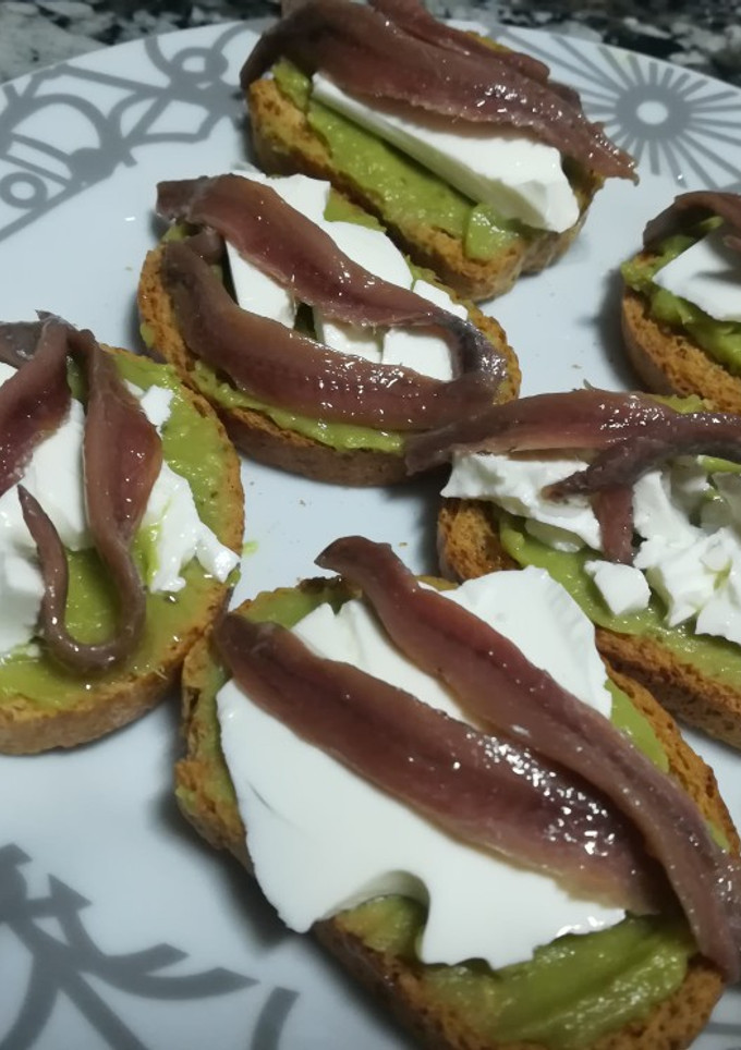 Una foto de Aperitivo de guacamole y anchoas