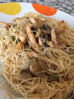 Una foto de Fideos chinos de arroz con pollo y verduras