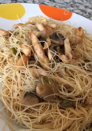 Una foto de Fideos chinos de arroz con pollo y verduras